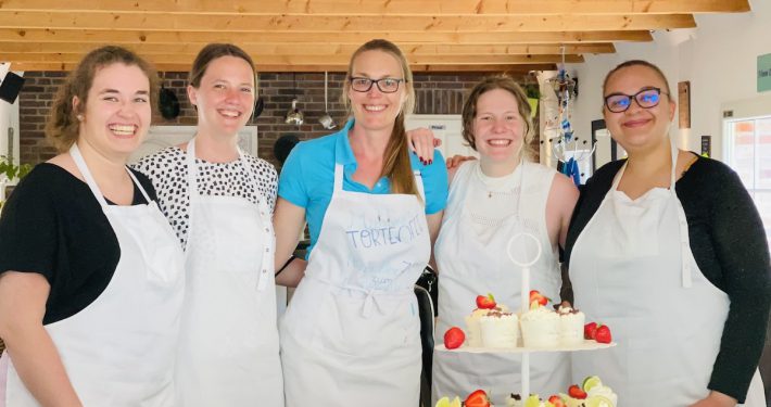 4 Frauen und Middoger Tortenfee vor Erdbeeren und Limetten-Cupcakes